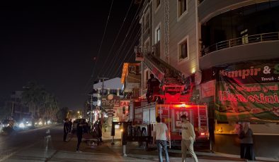 KAPININ KAPANMASIYLA EVDE MAHSUR KALAN BEBEK İÇİN İTFAİYE EKİPLERİ ZAMANLA YARIŞTI 