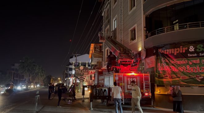 KAPININ KAPANMASIYLA EVDE MAHSUR KALAN BEBEK İÇİN İTFAİYE EKİPLERİ ZAMANLA YARIŞTI 