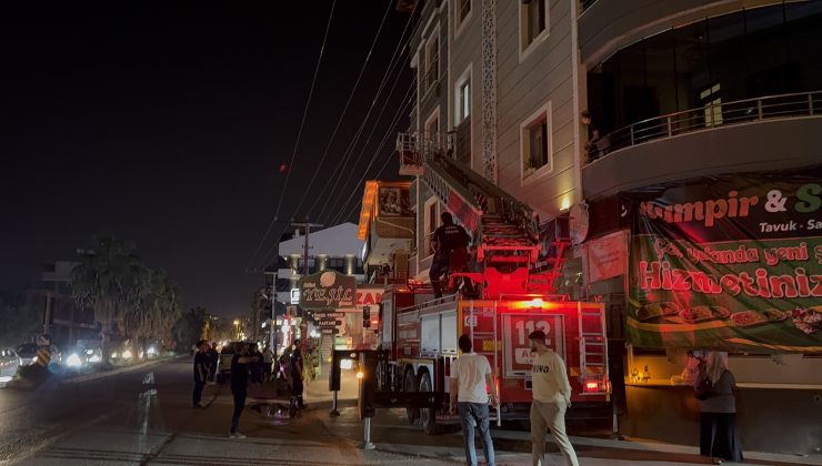 KAPININ KAPANMASIYLA EVDE MAHSUR KALAN BEBEK İÇİN İTFAİYE EKİPLERİ ZAMANLA YARIŞTI 
