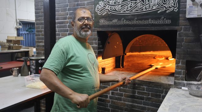 YILLARIN USTASININ DEPREM ANINDA CANINDAN ÖNCE FIRIN KÜREĞİNİ DÜŞÜNDÜĞÜ ANLAR KAMERADA  