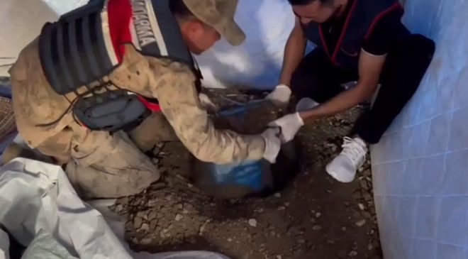 PES DEDİRTEN UYANIKLIK, UYUŞTURUCU BULUNAN KOVAYI DEPREM ÇADIRININ İÇERİSİNDE TOPRAĞA GÖMDÜ 