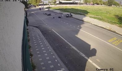 ÇARPIŞAN MOTOSİKLETLERİN SÜRÜCÜLERİ YERE SAVRULDU: O ANLAR KAMERADA   