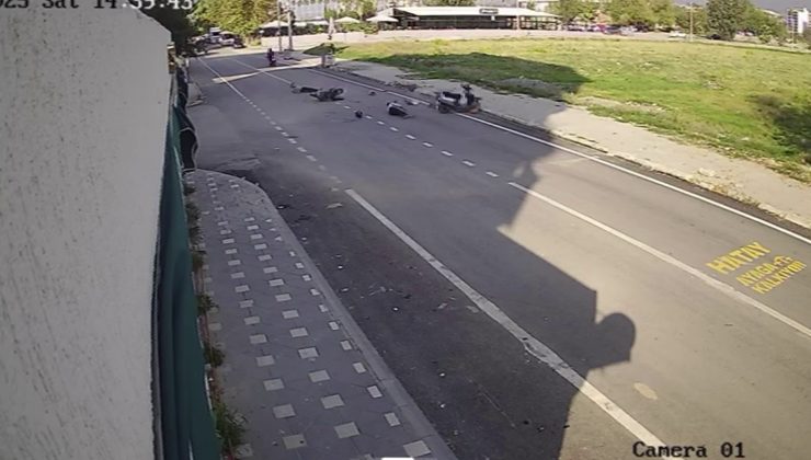 ÇARPIŞAN MOTOSİKLETLERİN SÜRÜCÜLERİ YERE SAVRULDU: O ANLAR KAMERADA   