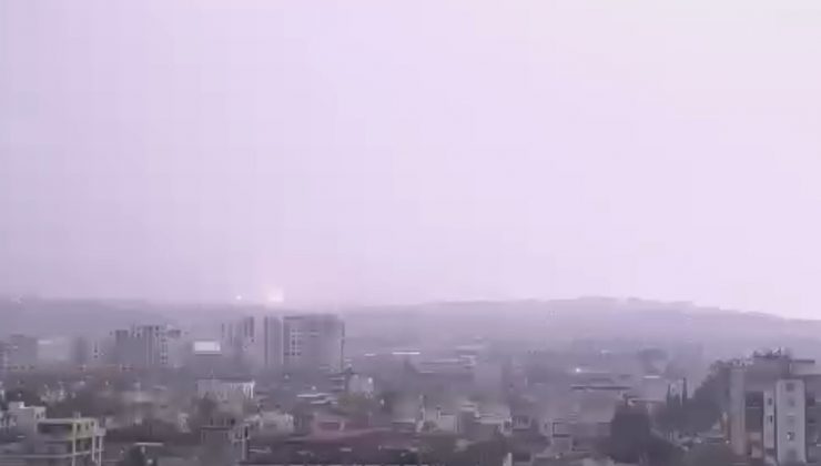 HATAY’DA YILDIRIMIN DÜŞME ANI KAMERAYA YANSIDI   