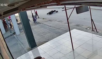 SOKAK KÖPEĞİNE ÇARPAN MOTOSİKLETLİ METRELERCE SÜRÜKLENDİ   