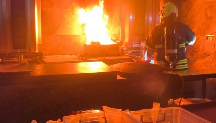 ANTAKYA’DA KIZARTMA MAKİNESİ ALEVLERE TESLİM OLDU   