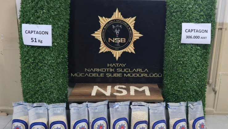 BİNLERCE UYUŞTURUCU HAPI YAPAY ÇİMİN İÇERİSİNE SAKLADILAR   