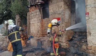 YAYLADAĞI’NDA METRUK EV YANGINI   