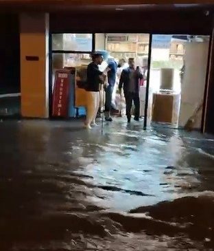 HATAY’DA SAĞANAK YAĞIŞ CADDELERİ GÖLE ÇEVİRDİ   