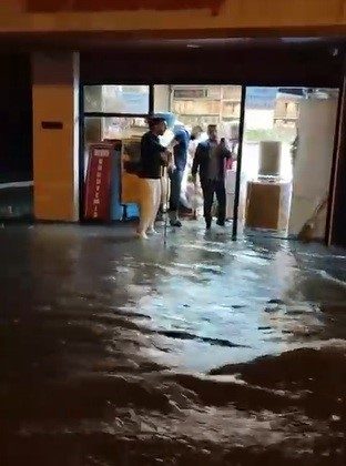 HATAY’DA SAĞANAK YAĞIŞ CADDELERİ GÖLE ÇEVİRDİ   