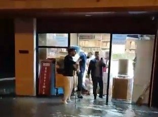 HATAY’DA SAĞANAK YAĞIŞ CADDELERİ GÖLE ÇEVİRDİ   