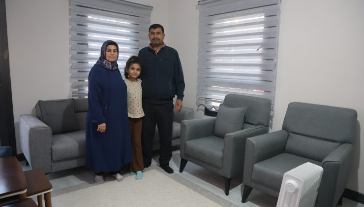 YUVASINA KAVUŞAN DEPREMZEDE VATANDAŞ: “EVİ GEZDİK ÇOK GÜZEL, HAYALLERİMİZİN ÖTESİNDE”   