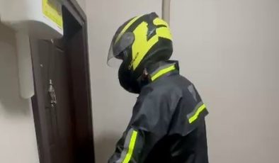 77 YIL HAPİS CEZASIYLA ARANAN FİRARİ ŞAHIS, KURYE KILIĞINDAKİ POLİSİN ‘YEMEK SİPARİŞİ GETİRDİM’ SÖZLERİYLE YAKALANDI 