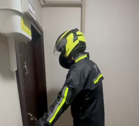 77 YIL HAPİS CEZASIYLA ARANAN FİRARİ ŞAHIS, KURYE KILIĞINDAKİ POLİSİN ‘YEMEK SİPARİŞİ GETİRDİM’ SÖZLERİYLE YAKALANDI 