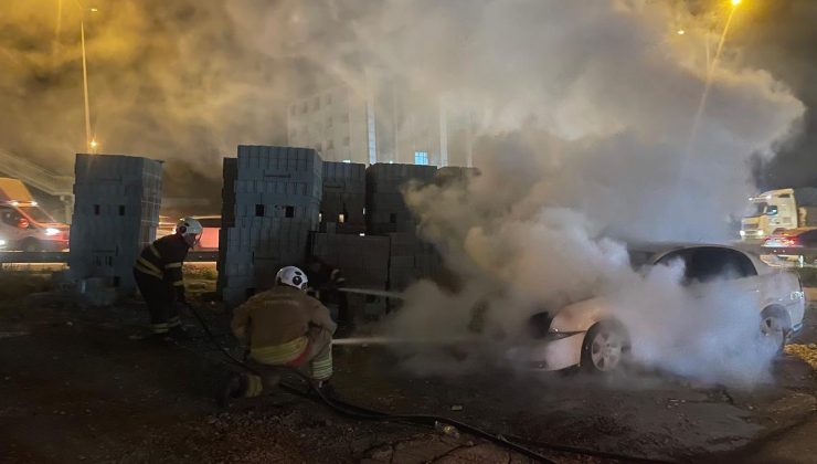 ANTAKYA’DA OTOMOBİLİN MOTOR KISMI YANDI 