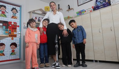 ENKAZDAN 46. SAATTE KURTARILAN GENÇ ÖĞRETMEN, PROTEZ BACAĞIYLA GERİ DÖNDÜĞÜ MESLEĞİNDE MİNİK ÖĞRENCİLERİYLE YAŞAMA TUTUNDU 