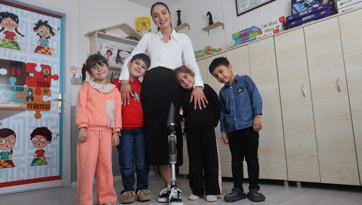 ENKAZDAN 46. SAATTE KURTARILAN GENÇ ÖĞRETMEN, PROTEZ BACAĞIYLA GERİ DÖNDÜĞÜ MESLEĞİNDE MİNİK ÖĞRENCİLERİYLE YAŞAMA TUTUNDU 