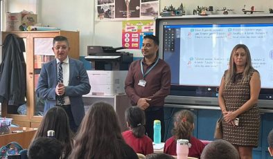 ÖĞRETMENLERİNİN ADINA TEKERLEKLİ SANDALYE DESTEĞİNDE BULUNDULAR 