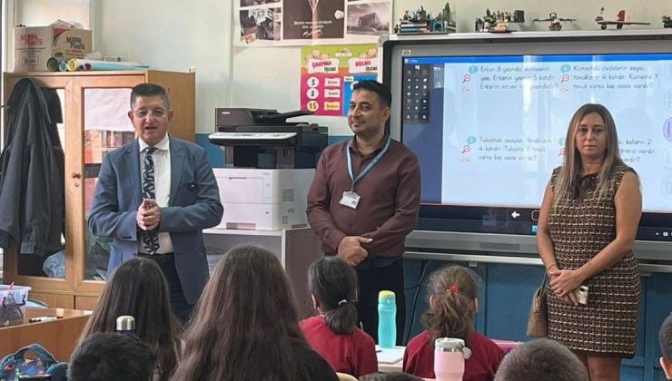 ÖĞRETMENLERİNİN ADINA TEKERLEKLİ SANDALYE DESTEĞİNDE BULUNDULAR 