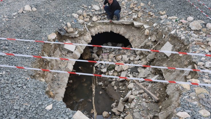 DEPREMDE YIKILAN BİNANIN ARAZİSİNDE YAŞANAN GÖÇÜKLE TARİHİ SU KANALI ORTAYA ÇIKTI 