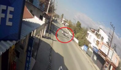 MOTOSİKLETİN, DÖNÜŞ YAPMAK İSTEYEN OTOMOBİLE OK GİBİ SAĞLANDIĞI KAZA KAMERADA   