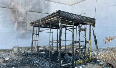 ALEVLERE TESLİM OLAN TAKSİ KULÜBESİNDEN GERİYE HURDA YIĞINI KALDI   