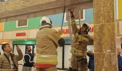 HATAY’DA DUVAR BOŞLUĞUNA SIKIŞAN KEDİ İTFAİYE EKİPLERİNCE KURTARILDI   