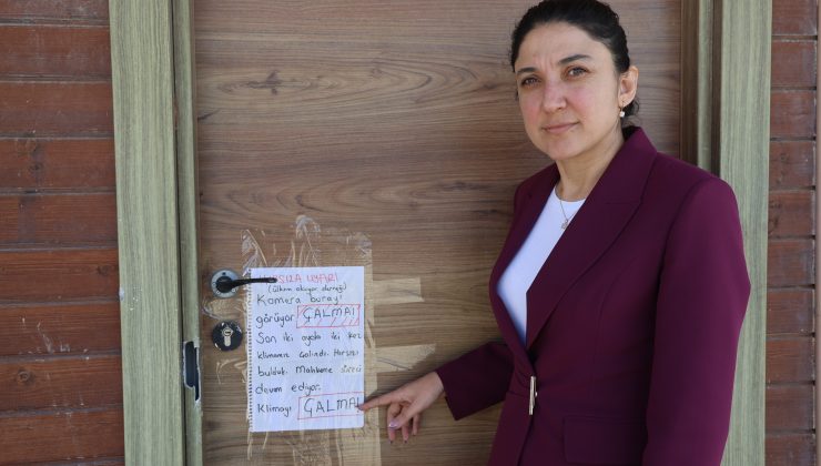 DEPREMZEDE ÖĞRENCİLERİN EĞİTİM GÖRDÜĞÜ KÜTÜPHANEYE DADANAN KLİMA HIRSIZLARINA NOT ASIP “LÜTFEN ÇALMA” DİYEREK SESLENDİLER  