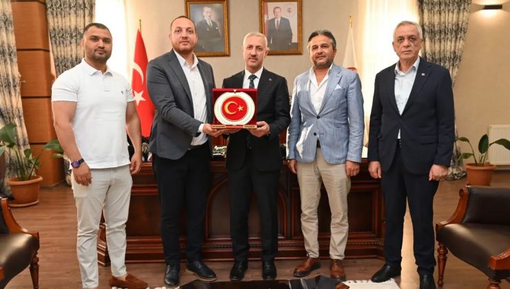 BAŞKAN TEMEL’DEN YILIN REKTÖRÜNE ZİYARET