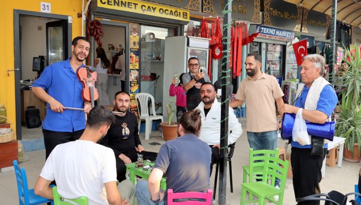 KEMAN VE DARBUKA EZGİLERİYLE YENİ UZUN ÇARŞI’DA KEYİFLİ ANLAR