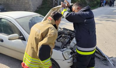 HATAY’DA MANDALİNA YÜKLÜ MİNİBÜS KAZA YAPTI: 2 YARALI