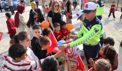 HATAY’DA JANDARMA EKİPLERİ ÖĞRENCİLERE DOĞA SEVGİSİ AŞILADI 
