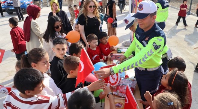 HATAY’DA JANDARMA EKİPLERİ ÖĞRENCİLERE DOĞA SEVGİSİ AŞILADI 