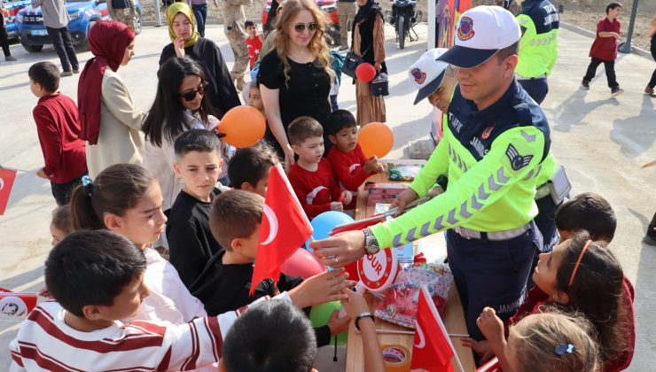HATAY’DA JANDARMA EKİPLERİ ÖĞRENCİLERE DOĞA SEVGİSİ AŞILADI 