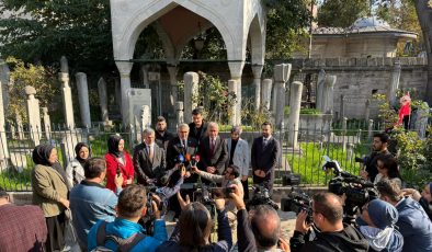 AK PARTİ KÜLTÜR VE SANAT POLİTİKALARI BAŞKANLIĞINDAN SEZAİ KARAKOÇ’UN ÖLÜM YILDÖNÜMÜNDE KABRİNE ZİYARET