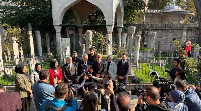 AK PARTİ KÜLTÜR VE SANAT POLİTİKALARI BAŞKANLIĞINDAN SEZAİ KARAKOÇ’UN ÖLÜM YILDÖNÜMÜNDE KABRİNE ZİYARET