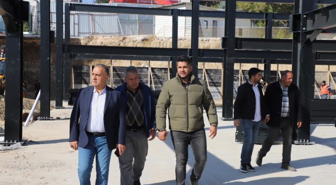 ALTINÖZÜ’NDE KENT MEYDANI YÜKSELİYOR