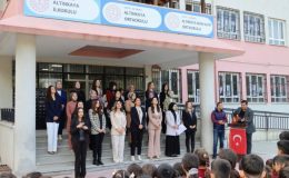 ALTINÖZÜ’NDE ÖĞRETMENLER KOROSU SAHNE ALDI