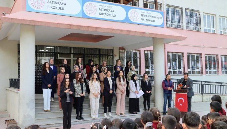 ALTINÖZÜ’NDE ÖĞRETMENLER KOROSU SAHNE ALDI