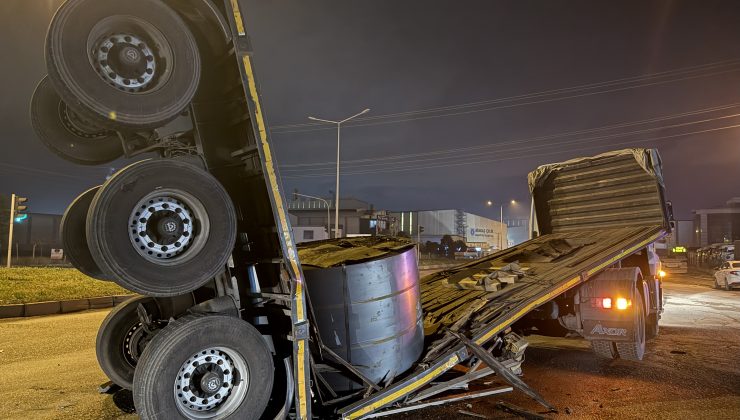 DEMİR RULO YÜKLÜ DORSE ORTADAN İKİYE AYRILDI   
