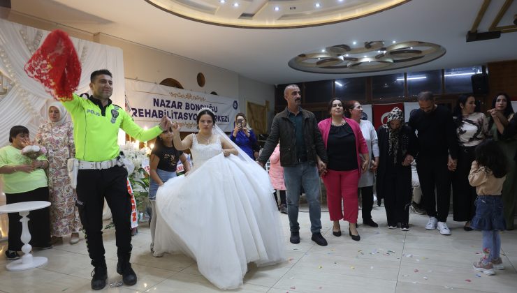 DOWN SENDROMLU EZGİ’NİN DÜĞÜN HAYALİ GERÇEK OLDU, MUTLULUĞUNA ORTAK OLAN POLİSLER YÜREKLERİ ISITTI   