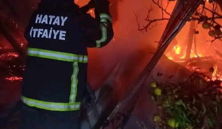 ERZİN’DE BARAKA ALEVLERE TESLİM OLDU 