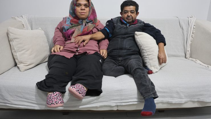 21 YIL SONRA EVLENEREK AŞKLARINA ENGEL TANIMAYAN CÜCE ÇİFT, ANNE VE BABA OLACAK OLMANIN HEYECANINI YAŞIYOR 