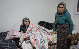 80 YAŞINDAKİ ANNE, 61 YAŞINDAKİ BEDENSEL ENGELLİ KIZINA ÖMRÜNÜ ADADI 