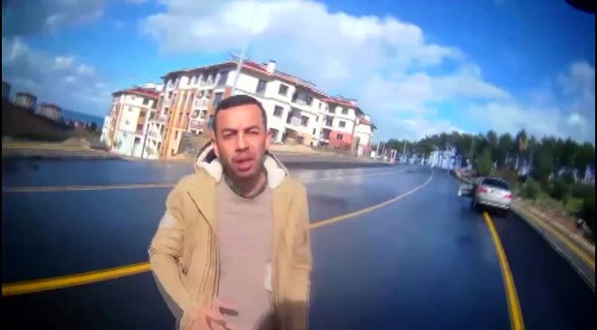 KAZAYI BURNU KANAMADAN ATLATAN MOTOSİKLETLİNİN YARDIMINA KOŞAN SÜRÜCÜ YÜREKLERİ ISITTI 