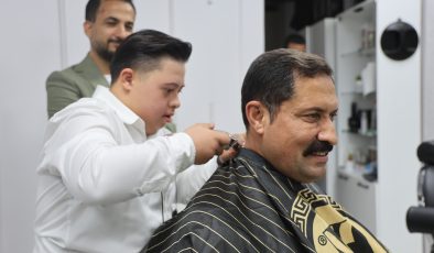 DOWN SENDROMLU KUAFÖR ŞÜKRÜ’DEN VALİ MASATLI’YA YÜREK ISITAN TIRAŞ  