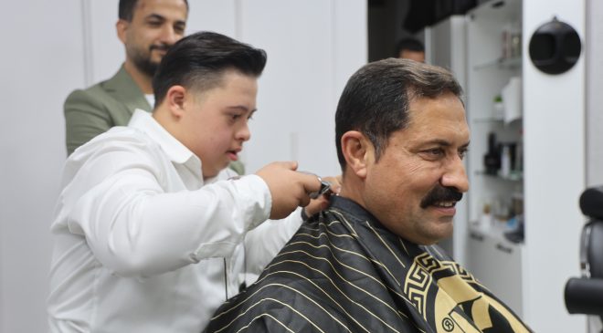 DOWN SENDROMLU KUAFÖR ŞÜKRÜ’DEN VALİ MASATLI’YA YÜREK ISITAN TIRAŞ  