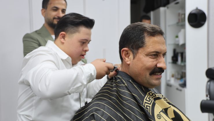 DOWN SENDROMLU KUAFÖR ŞÜKRÜ’DEN VALİ MASATLI’YA YÜREK ISITAN TIRAŞ  