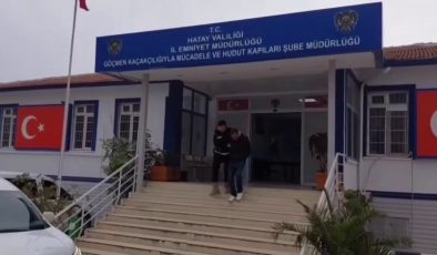 KAMYONETTE TAVANA TUTUNARAK SAKLANMAYA ÇALIŞAN 4 GÖÇMEN YAKALANDI 