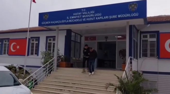 KAMYONETTE TAVANA TUTUNARAK SAKLANMAYA ÇALIŞAN 4 GÖÇMEN YAKALANDI 